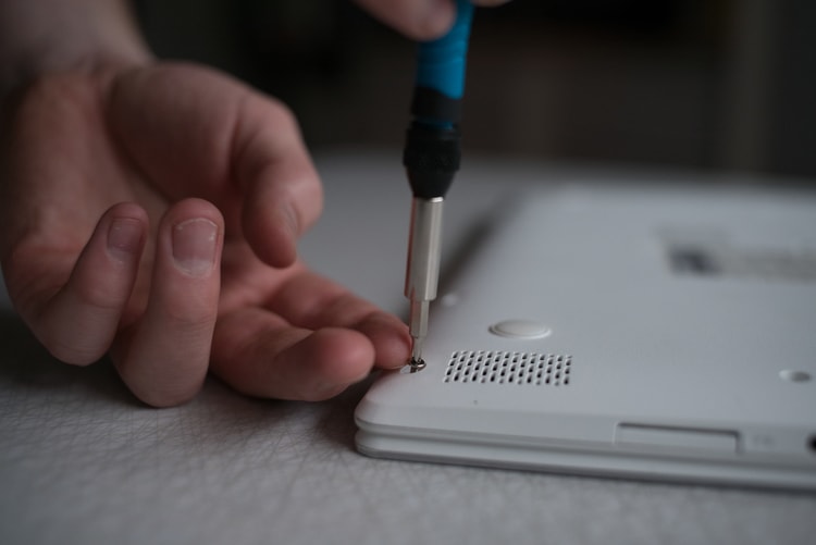 Var uppmärksam på att det inte alltid är möjligt att reparera många av de tunnaste laptop-modellerna.