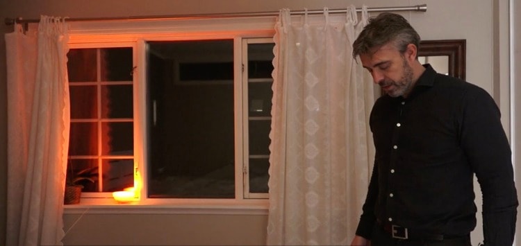 Sänglampan hemma hos Eirik Norman Hansen lyser upp sovrummet i rött om han väger mer än 92 kilo.