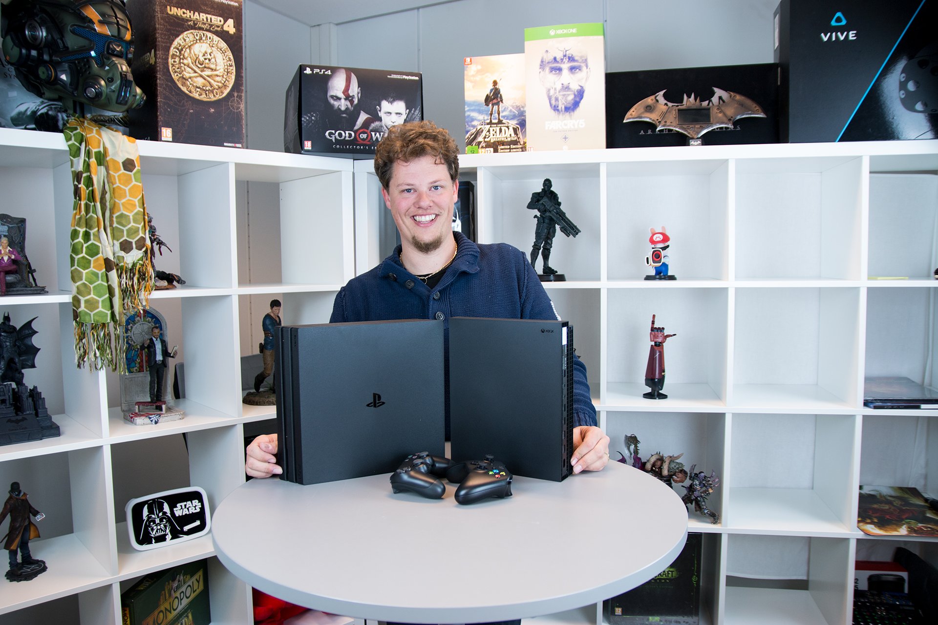 Espen Harring i Komplett viser frem de to 4K-kapable spillkonsollene. (Foto: Delta V)