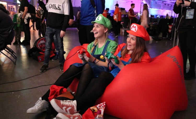 Ingrid og Line fra VG Smart tester cosplay.