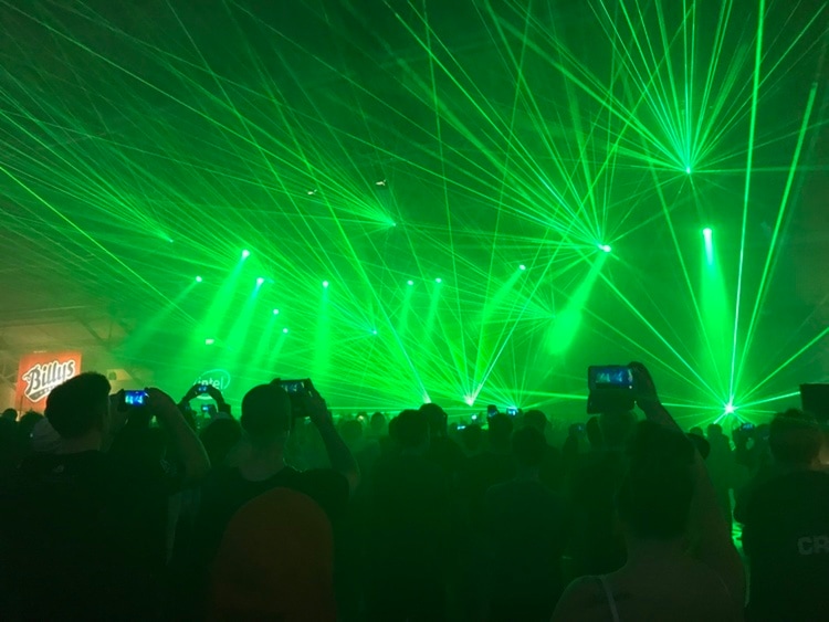 SCENSHOW: Här hoppar och dansar tusentals deltagare i takt med musiken på main stage under DreamHack Winter 2017. FOTO: VG PARTNERSTUDIO