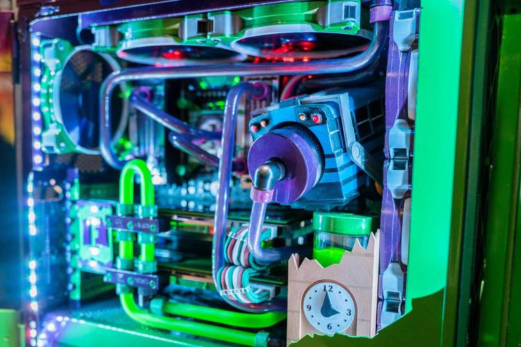 FORTNITE-BUSSEN: Det sirkulerer lilla vann gjennom den blå bussen, som er plassert midt i PC-en.