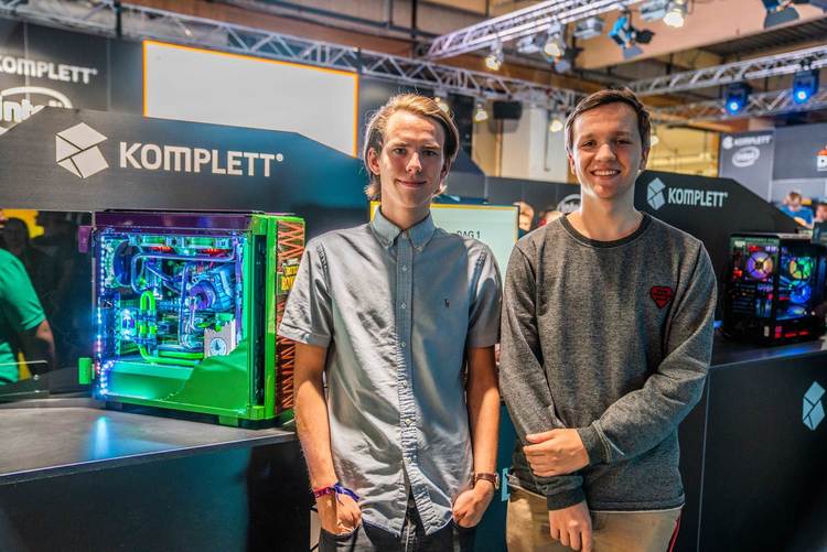 Kristian Ingelstad (t.v.) och Valentin Ott ligger bakom Fortnite-datorn.