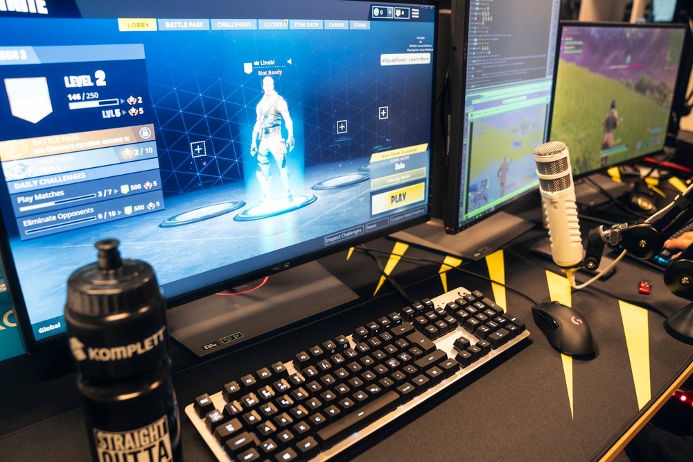 Med tre skärmar och vattenflaska är du redo för en bra stream.