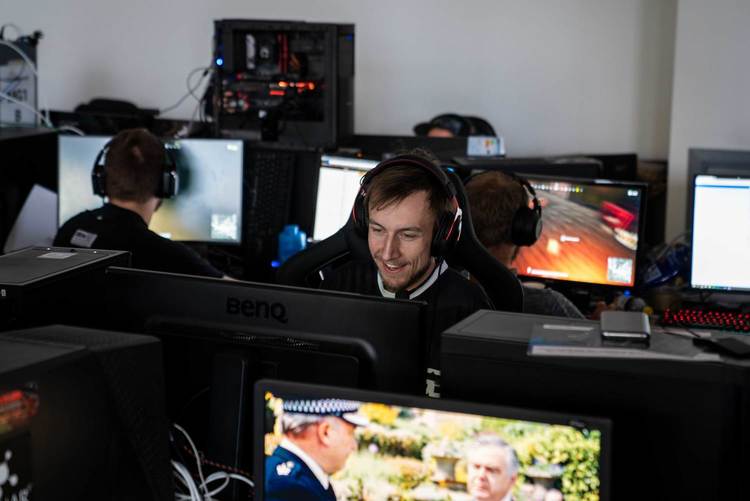 Trots trånga omgivningar och med motspelare tätt inpå, klarar Sørensen att hålla huvudet kallt.