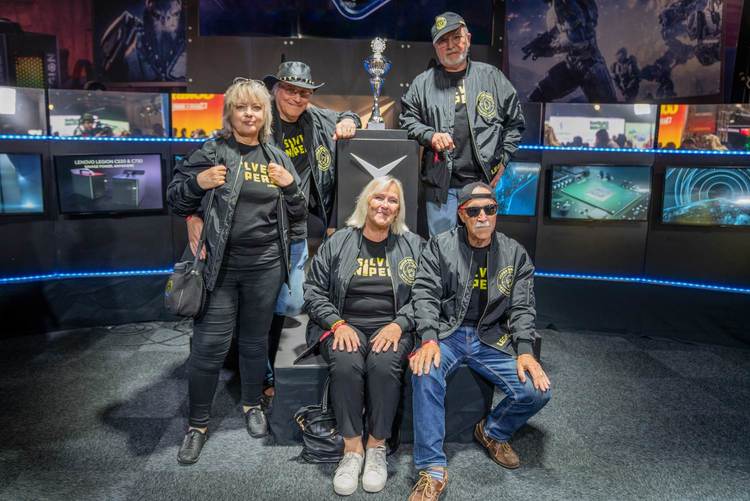 Fra venstre: Monica «Teen Slayer» Idenfors (62), Per-Arne «YoungGun» Idenfors (57), Inger «Trigger Finger» Grotteblad (66), Abbe «BirDie» Drakborg (75) og Øivind «Windy» Toverud.