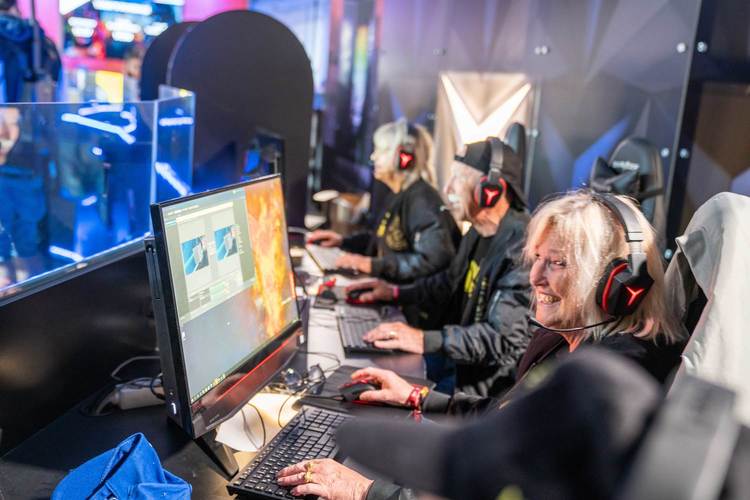 Inger säger att medlemmarna i ”Silver Snipers” vill vara förebilder för andra i samma ålder och uppmanar fler till att spela – oavsett ålder.