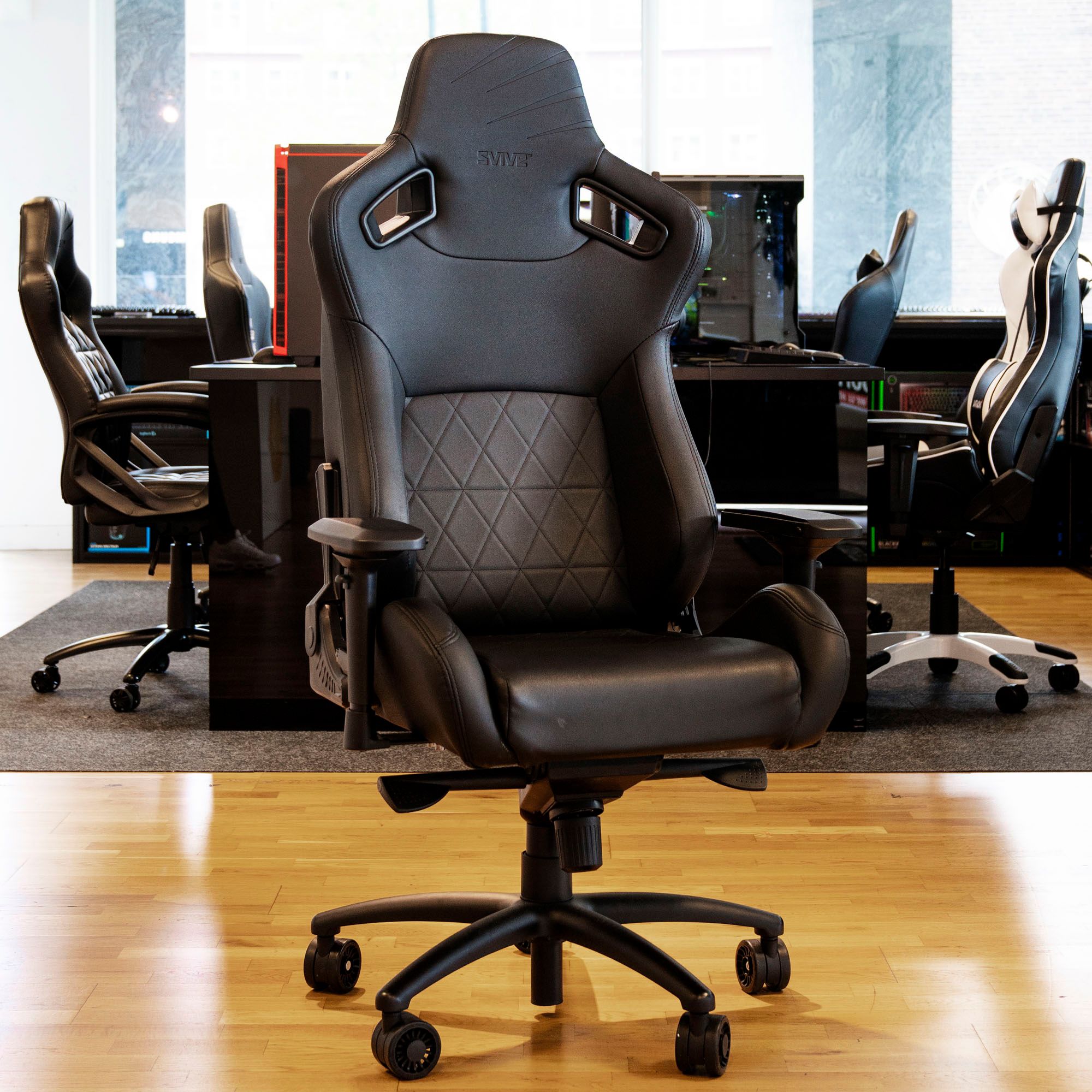 Svive gamingstol i ett kontorslandskap