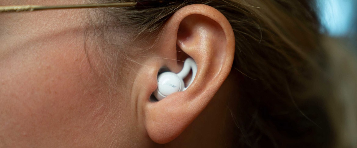 Bose Sleepbuds är väldigt små och syns knappt.