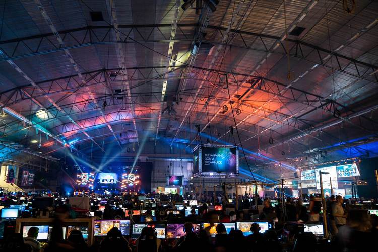 I en enorm sal på DreamHack sitter barn och unga i alla åldrar och spelar dygnet runt.