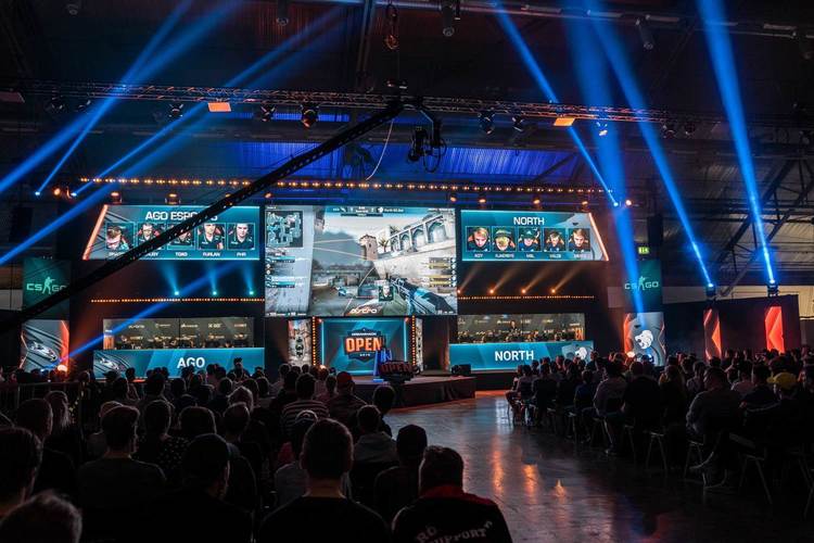 Det är väldigt få tjejer på de stora e-sportscenerna. Här från DreamHack Open.