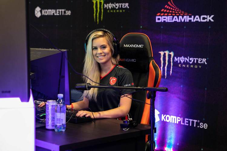 Här streamar Emilie direkt från världens största datorfestival.