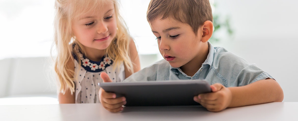 Barn gillar att roa sig med spel på surfplattan.