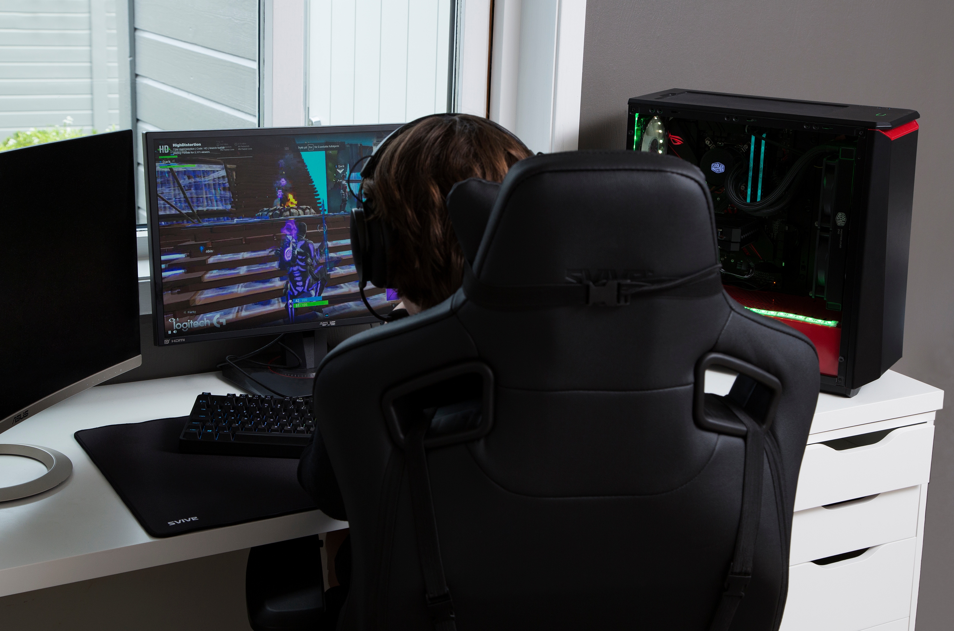 Ola Johan Ranvik spelar på sin egenbyggda Gaming-PC