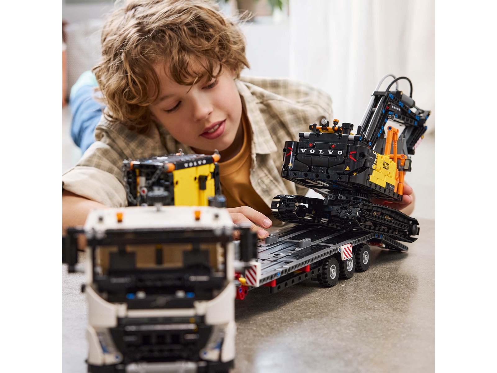 LEGO Technic Volvo FMX lastbil & EC230 elektrisk grävmaskin 42175 LEGO