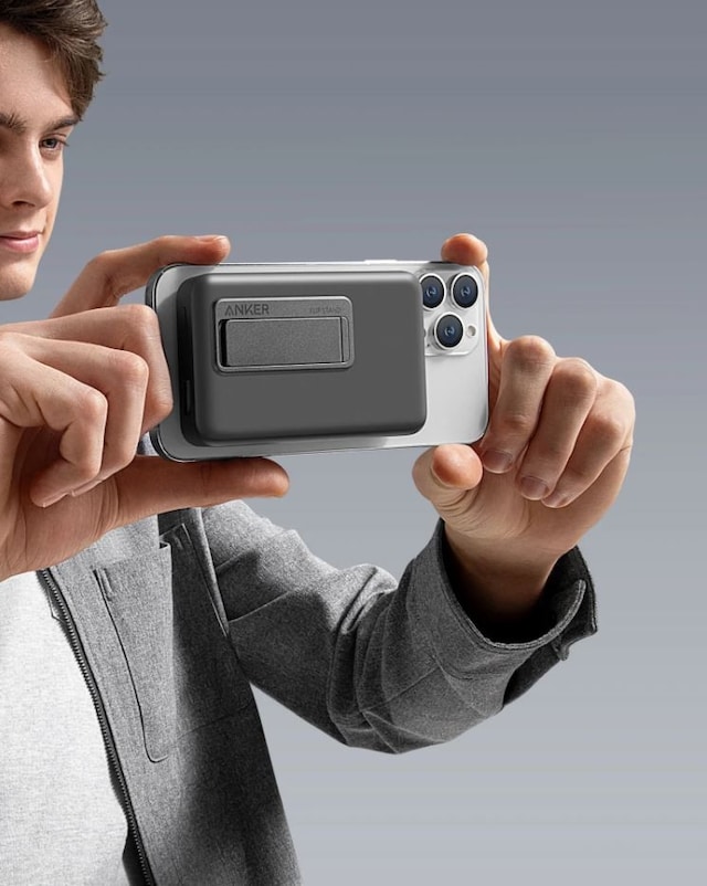 Knäpp fast den bärbara laddaren på baksidan av din telefon Knäpp fast den bärbara laddaren på baksidan av din telefon